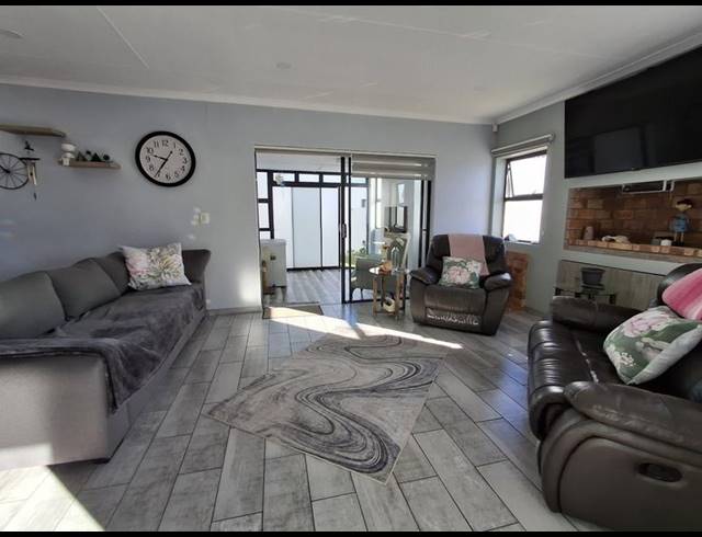 3 BEDROOM HOUSE FOR SALE IN GOLDEN MILE